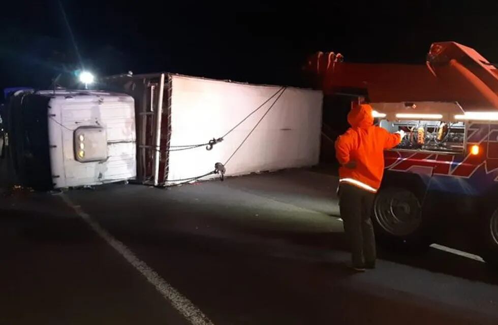 Un transportista volcó su carga de pollo en Ruta Nacional Nº14.\nCrédito: Bomberos Voluntarios Ceibas