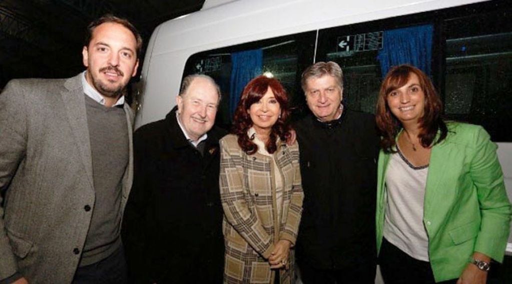 Di Nápoli, Verna, Ziliotto y Alonso, en el recibimiento a Cristina Kirchner en el hangar provincial (El Diario)