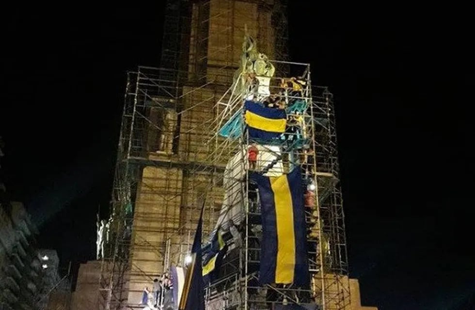 Los hinchas de Boca festejaron en el Monumento a la Bandera. (ESPN)