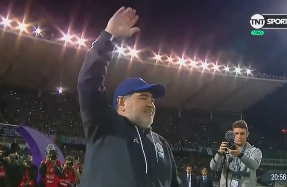 Maradona y su recibimiento en el Kempes.