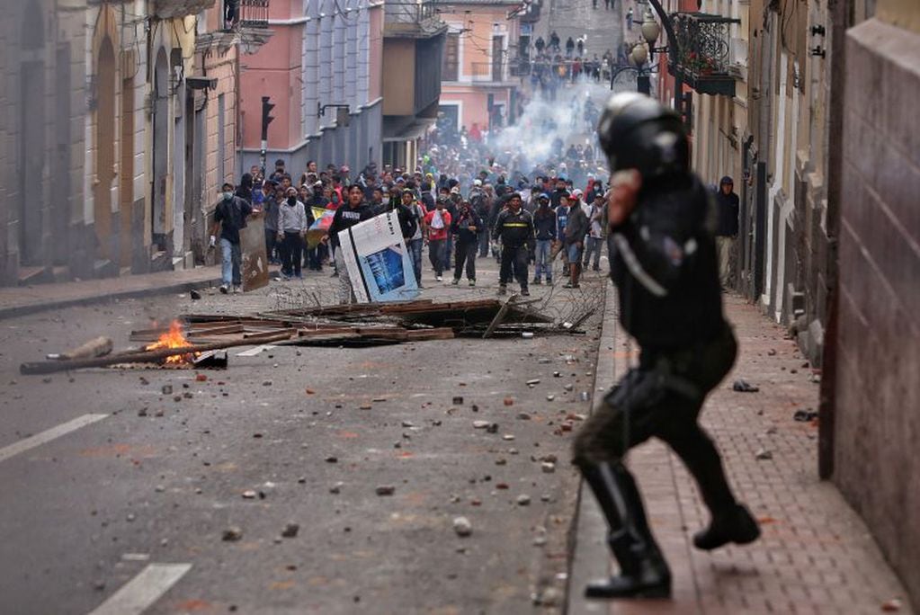 Un policía antidisturbios se enfrenta a los manifestantes durante los enfrentamientos en Quito el 7 de octubre de 2019, luego de días de protestas contra el fuerte aumento en los precios del combustible provocado por la decisión de las autoridades de eliminar los subsidios. Crédito: Cristina VEGA / AFP.