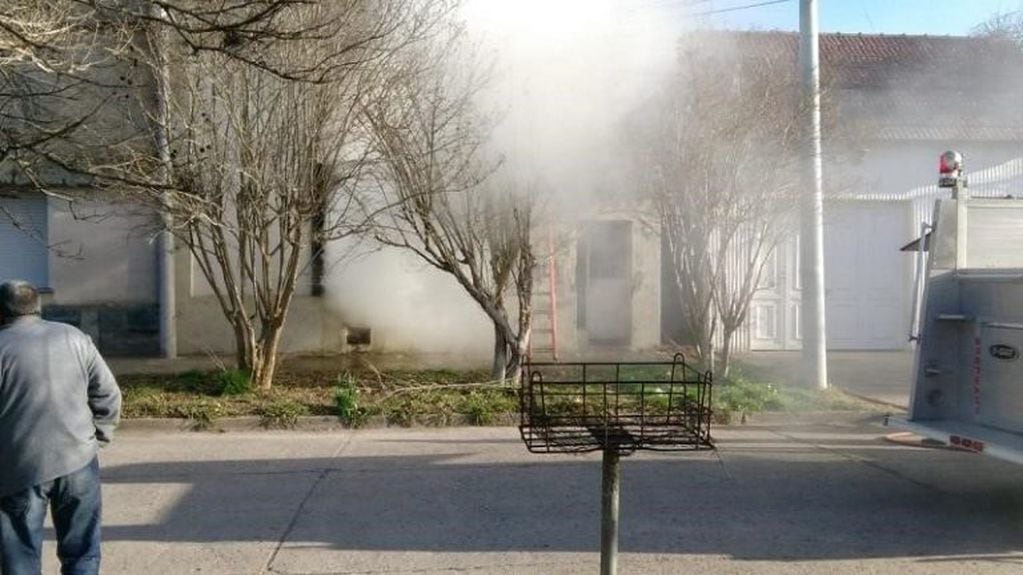 La gran cantidad de humo blanco puso en estado de alerta a los vecinos de Guido Spano al 300. (Abel Córdoba)