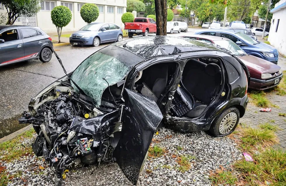 La familia iba a bordo de un Citroën C3 que quedó destrozado.