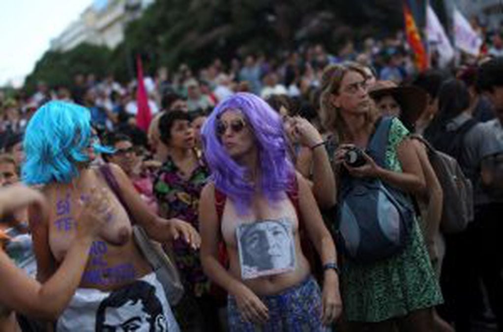 BAS15. BUENOS AIRES (ARGENTINA), 07/02/2017.- Mujeres participan de un "tetazo", una protesta contra la prohibición de hacer "topless", hoy, martes 7 de febrero de 2017, en el Obelisco de Buenos Aires (Argentina). La manifestación fue generada por un ampl