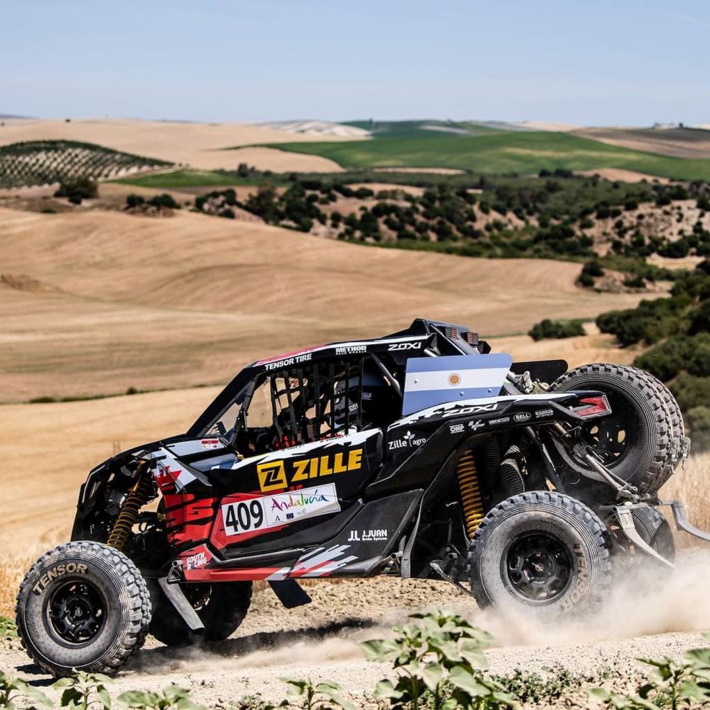 Por su notable actuación en el Rally de Andalucía 2021, el pampeano radicado en Neuquén David Zille se ganó el derecho a participar en el Dakar 2022. En España, lo navegó Bruno Jacomy. En Arabia Saudita, lo hará Sebastián Cesana.