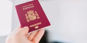 Cómo emigrar a España con pasaje gratis y 1.300 euros al mes.
