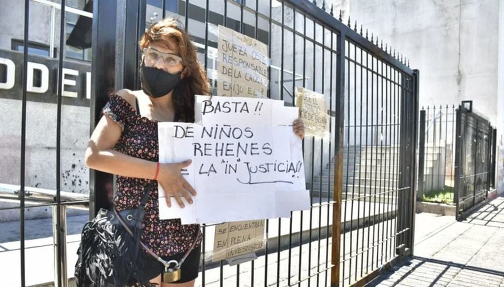Alejandra se encadenó al Poder Judicial de San Luis para pedir por la restitución de sus hijos