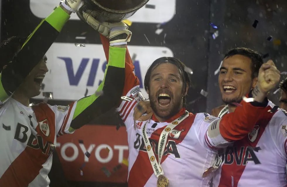Argentina's River Plate goalie Marcelo Barovero (L) and forward Fernando Cavenaghi celebrate with the Libertadores Cup trophy after defeating Tigres 3-0 in the final at Americo Vespucio stadium, in Buenos Aires, on August 5, 2015.  AFP PHOTO / ALEJANDRO P