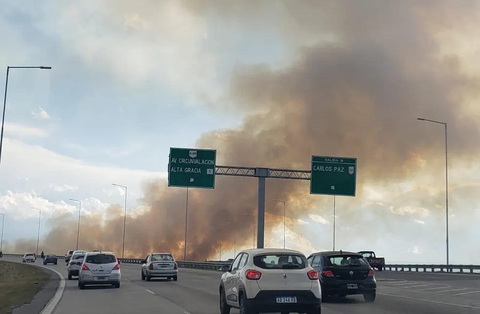 El foco de incendio se dio en el barrio Siete Soles, en la autopista Córdoba-Carlos Paz (La Voz)