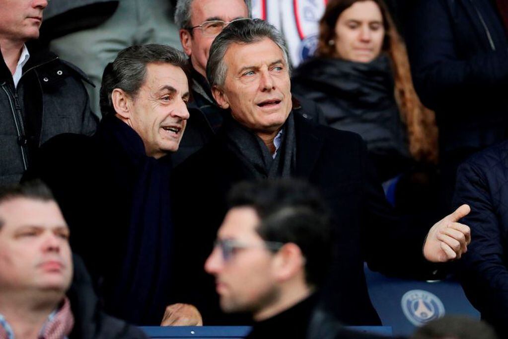 Former French president Nicolas Sarkozy (L) and Argentinian President Mauricio Macri attend the French L1 football match between Paris Saint-Germain (PSG) and Montpellier (MHSC) at the Parc des Princes stadium in Paris on January 27, 2018. / AFP PHOTO / Thomas SAMSON