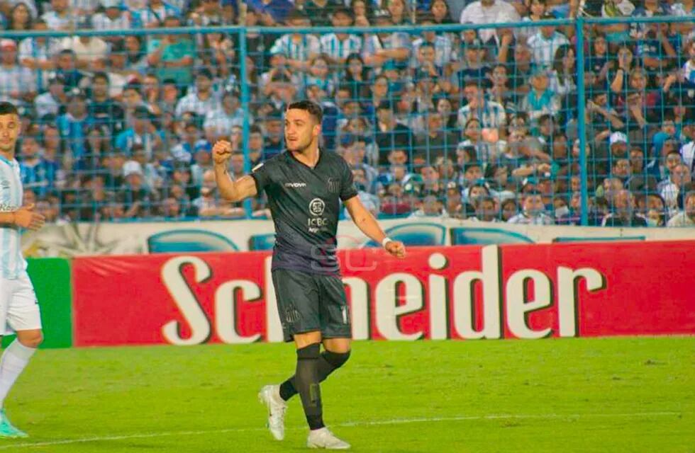 Puño arriba de Francisco Pizzini, quien anotó su primer gol en Talleres, en el empate en Tucumán (Foto de SportsCenter).