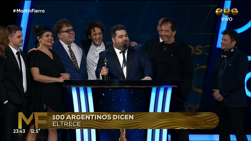 El momento en que Darío Barassi recibió el Premio a Mejor Programa de Entretenimiento por "100 Argentinos Dicen".