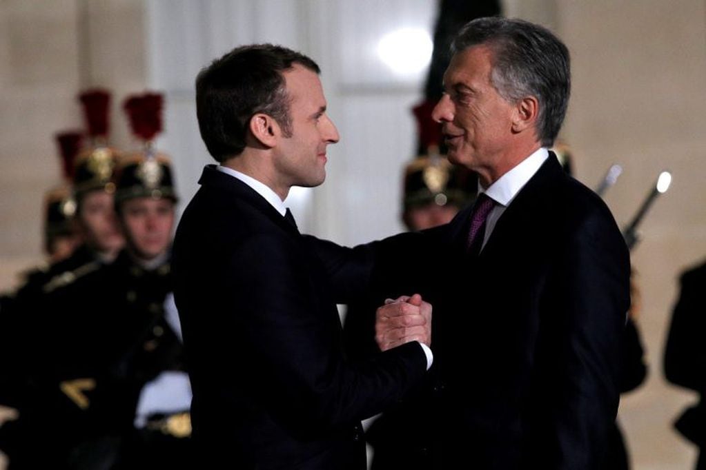 French President Emmanuel Macron welcomes Argentina's President Mauricio Macri at the Elysee Palace in Paris, France January 26, 2018. REUTERS/Philippe Wojazer
