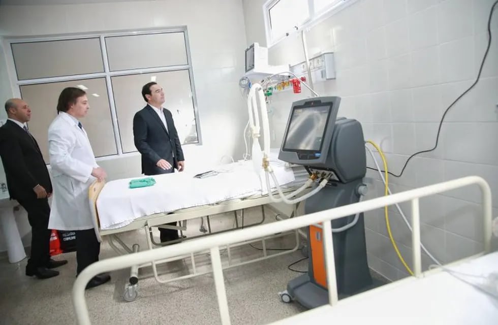 El gobernador inauguró una sala de terapia intensiva para los pacientes de Paso de los Libres.
