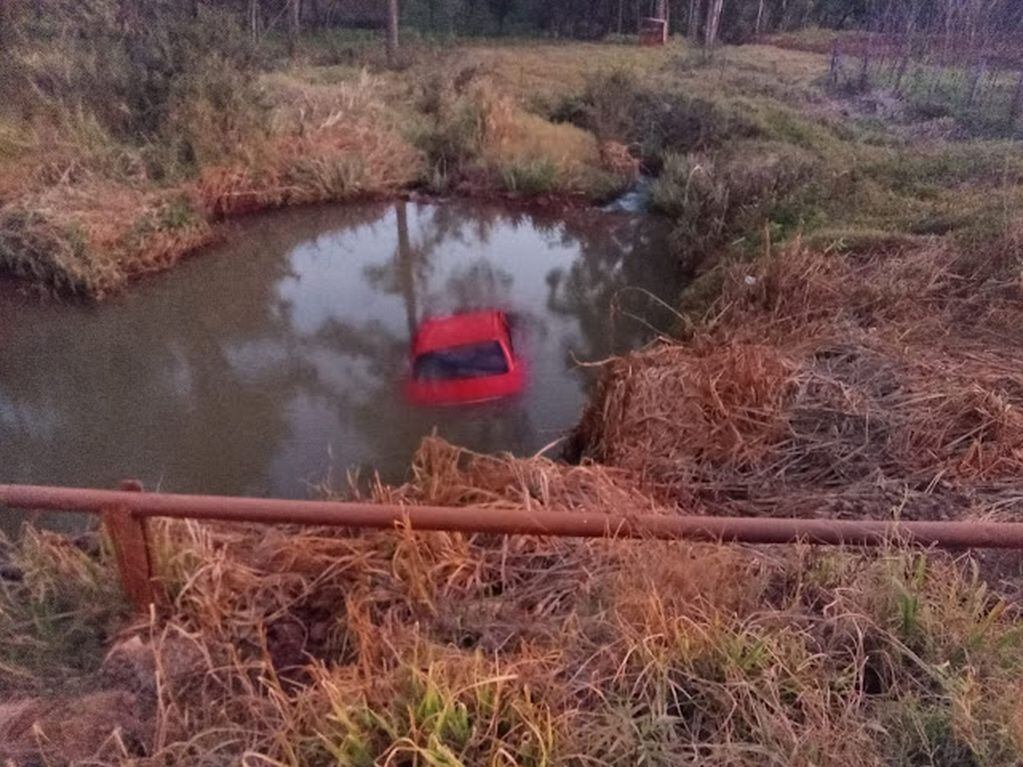 Un vehículo terminó en un arroyo luego de despistar