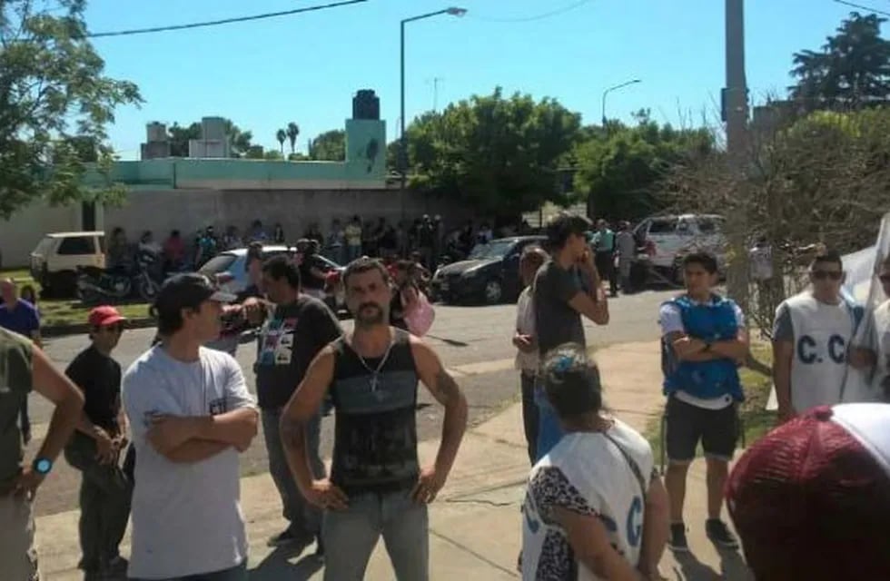 La concentración se produjo en las puertas del CIC de barrio Garetto. (El Informante)
