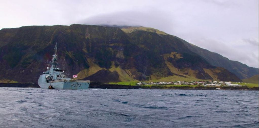 HMS "FORTH" en Isla Tristán da Cunha.