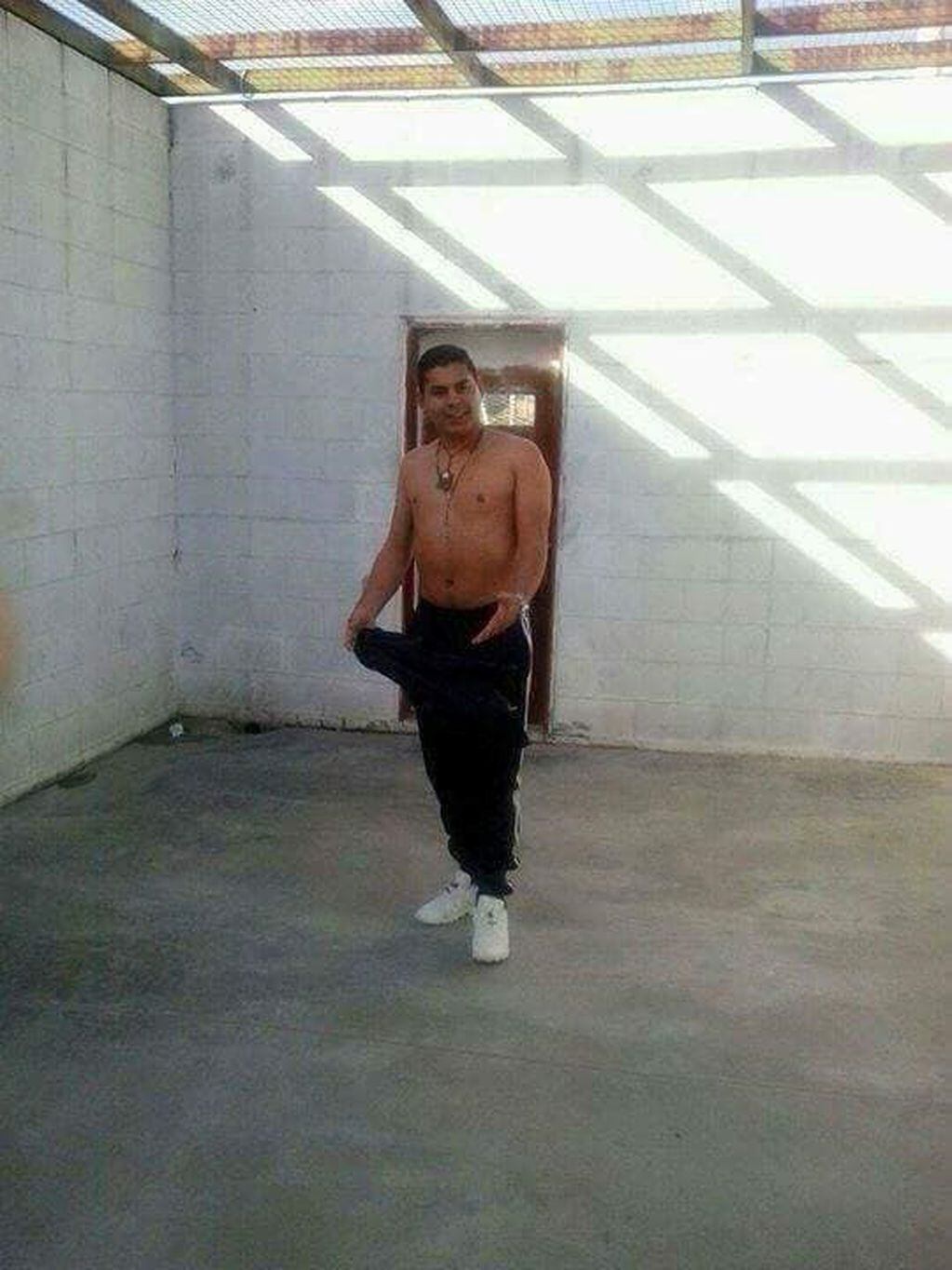 Jonathan Peñaloza sacandose fotos desde la cárcel.