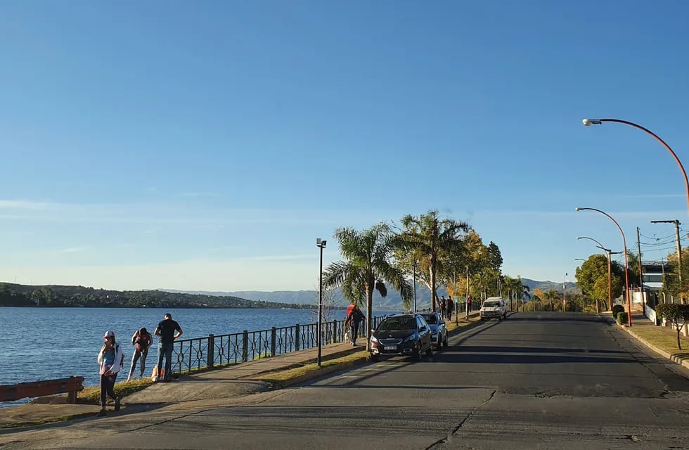 Paisaje carlospacense en zona costanera de la ciudad, una tarde de otoño. (Foto: VíaCarlosPaz).