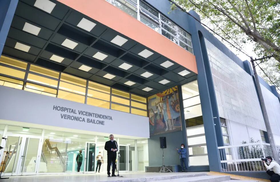 El gobernador dio apertura oficial del nuevo centro de atención para el coronavirus, ubicado en el centro de la ciudad de Villa Mercedes.