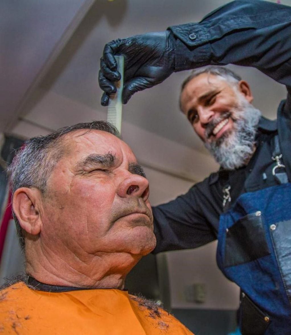 Los estudiantes de barbería y peluquería de Studio 86. escuela de emprendedores, les cortaron el pelo y embellecieron a los abuelos del Padre Lamónaca.