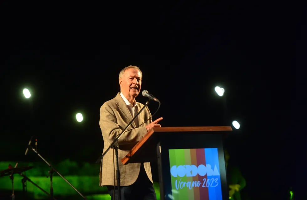 El gobernador Juan Schiaretti, en la inaguracion de la temporada turística Verano 2023 en el parque del Chateau (La Voz).