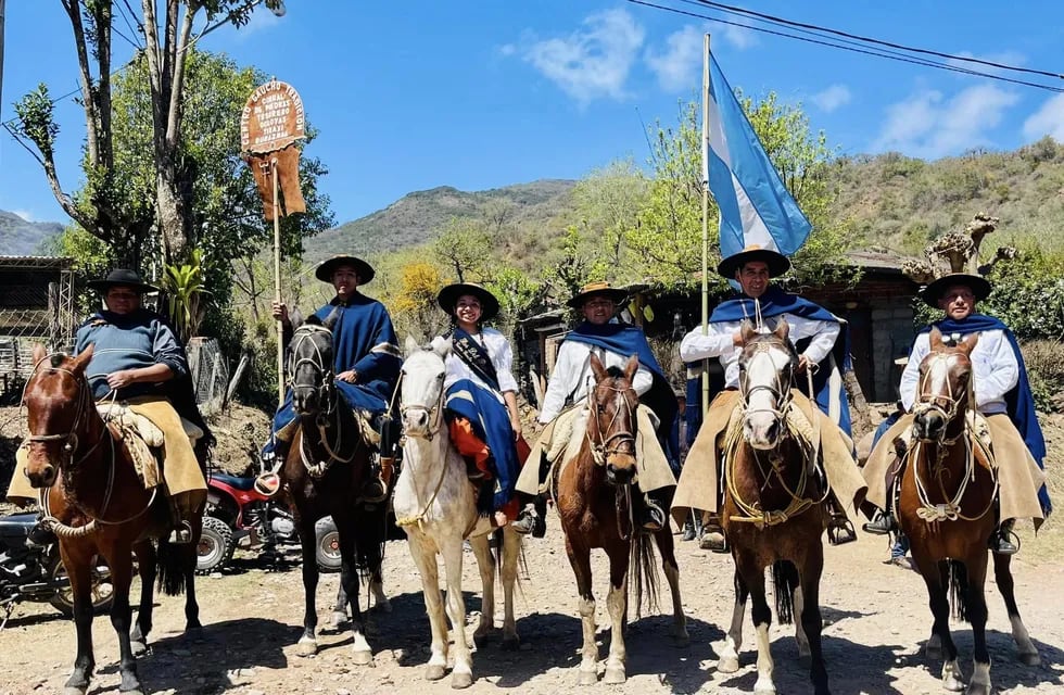 Integrantes del Centro Gaucho Tradición, una de las entidades que sostienen la vigencia de la cultura gaucha en la provincia y el norte argentino.