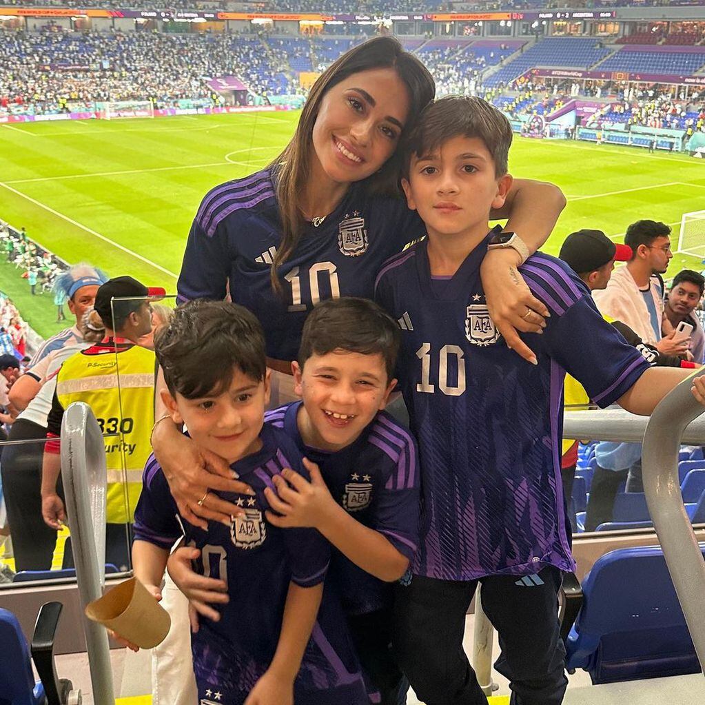 La esposa de Lionel Messi llevó a sus hijos a ver el partido de la Selección