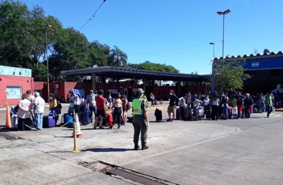 Cientos de turistas varados en Iguazú tras regresan de Brasil