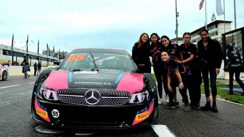 Vitarti Girls Team, el equipo de automovilismo integrado sólo por mujeres y donde Julieta Gélvez comanda el 55.