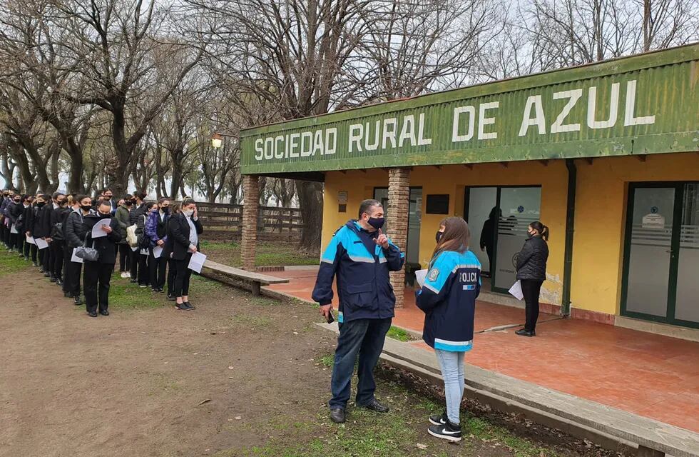 300 aspirantes se hicieron pruebas en la sede de la Sociedad Rural de Azul.