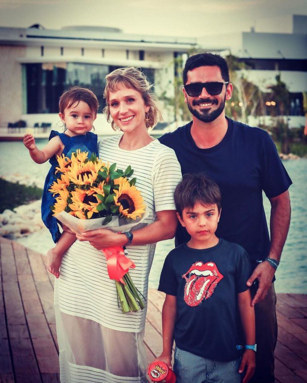 Gonzalo Heredia y Brenda Gandini junto a sus dos hijos Alfonsina y Eloy (Foto: Instagram/ brendagandiniok)