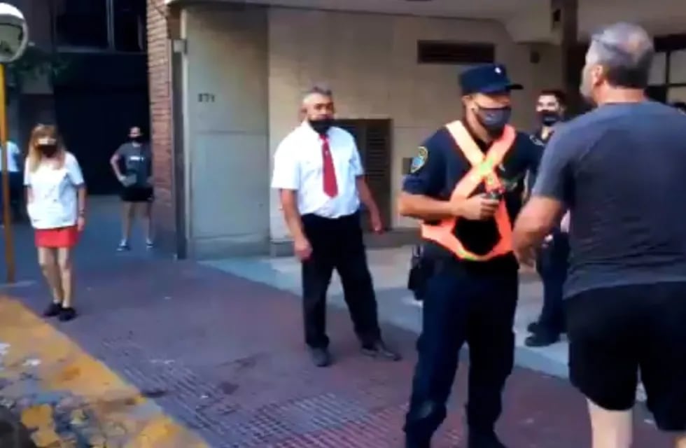 La Policía tuvo que separar a un automovilista y un colectivero, en bulevar San Juan (captura de video).