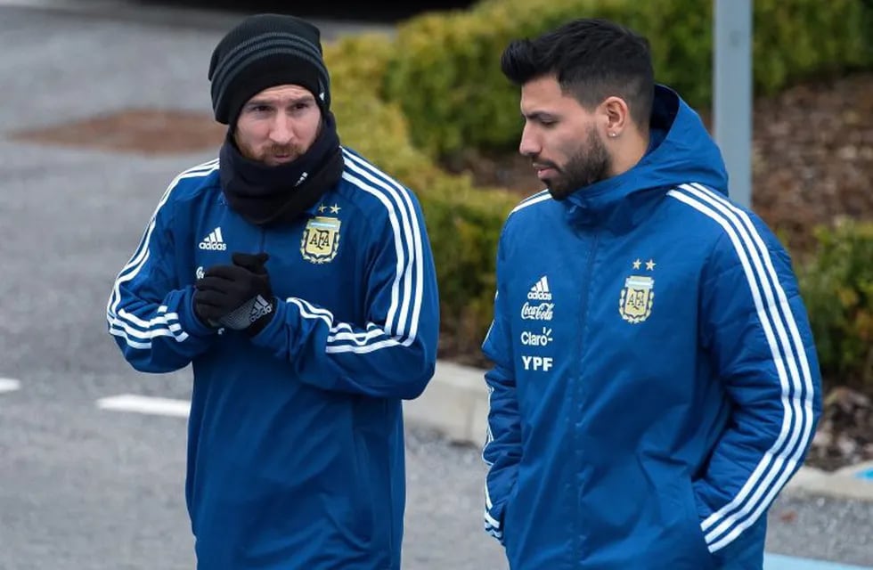 Leo Messi y Sergio Agüero, dos grandes amigos que siguen compartiendo Selección Argentina. EFE/ Peter Powell