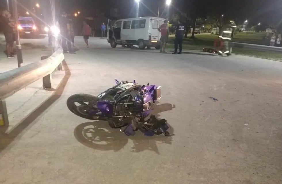 Malagueño: una motociclista quedó atrapada debajo de una camioneta