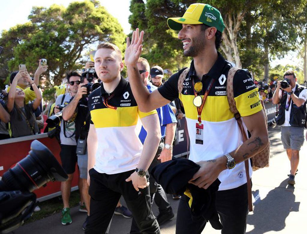 Daniel Ricciardo, del equipo Renault, saluda a sus fans en el circuito del Albert Park, donde corre como local este fin de semana, en la apertura de temporada de la F1.