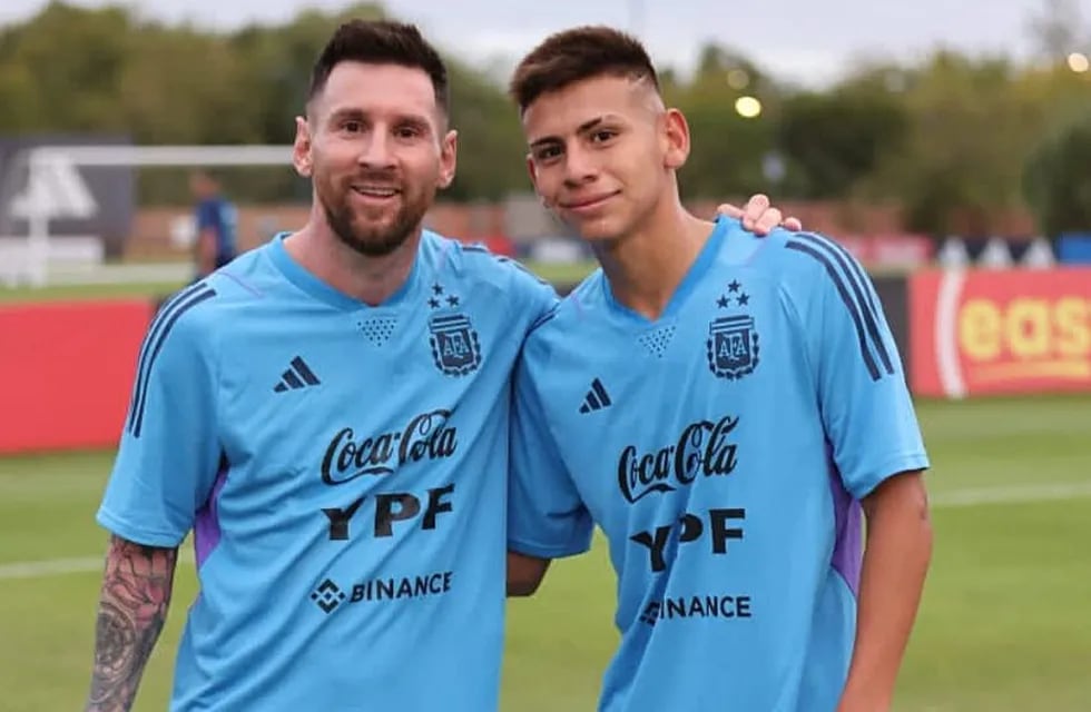Lionel Messi y Claudio Echeverri, el futbolista chaqueño que juega como delantero en River.