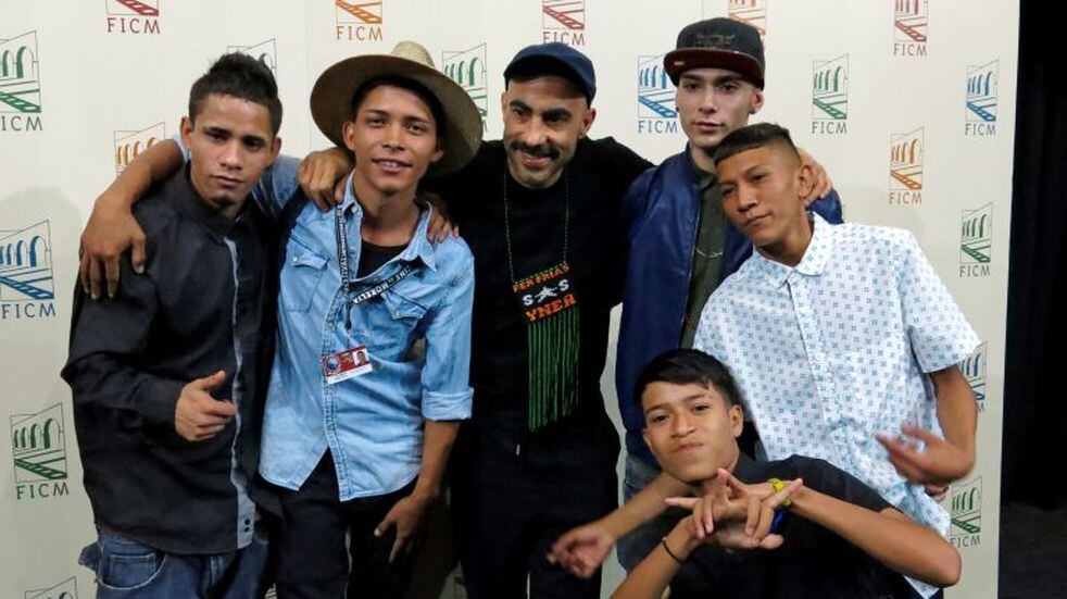 ARCHIVO – En esta fotografía de archivo del 21 de octubre de 2019, el director mexicano Fernando Frías de la Parra, centro, posa con el elenco de su película \