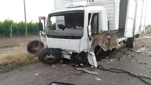 Tragedia en San Carlos: un joven murió al chocar de frente con un camión