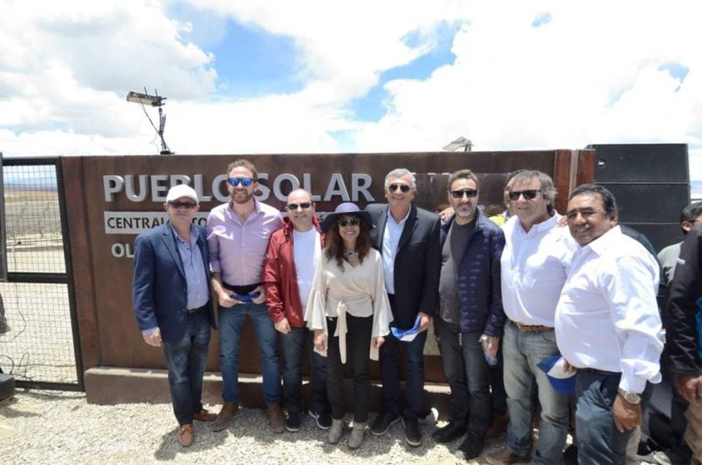 El secretario provincial de Energía, Mario Pizarro (primero de la izquierda), integró la comitiva oficial que visitó Olaroz Chico.