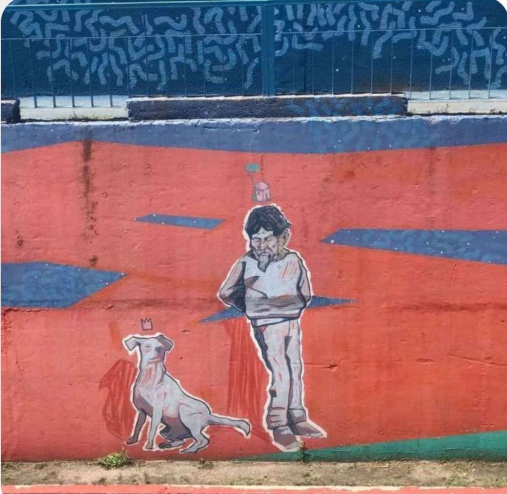 El mural que los vecinos de barrio Pueyrredón le hicieron a "Cusito" (Gustavo Presidente) y su fiel compañero "Croto". (Foto Twitter @leoguevara80)