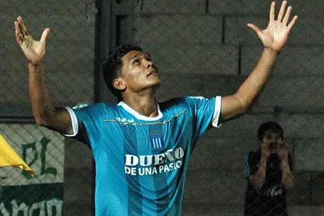 Teo Gutiérrez le agradece al cielo por sus goles en la Copa Argentina (Foto: Télam).