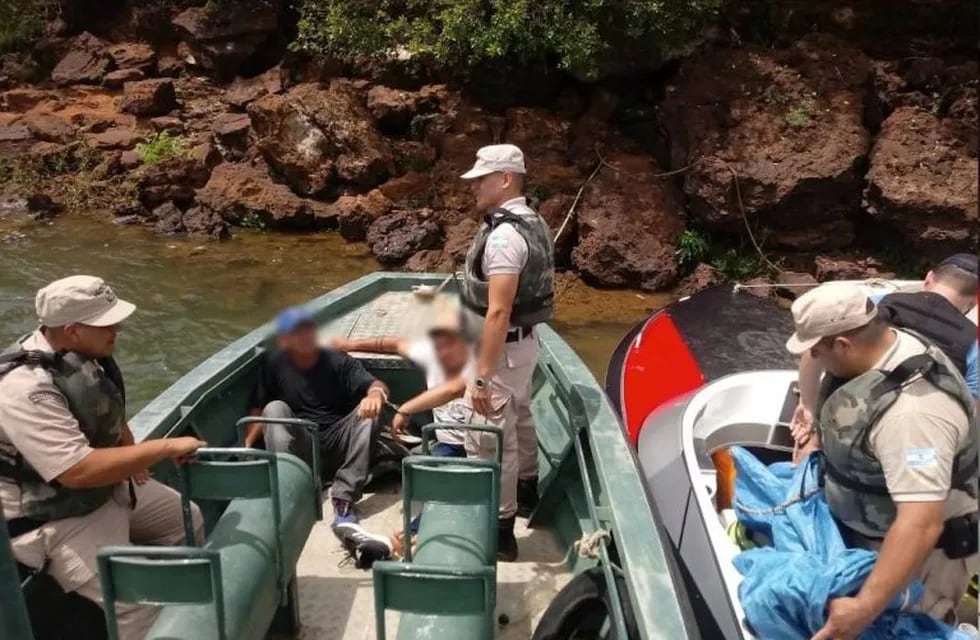 Persecución en medio del río dejó dos detenidos y un importante cargamento de marihuana.
