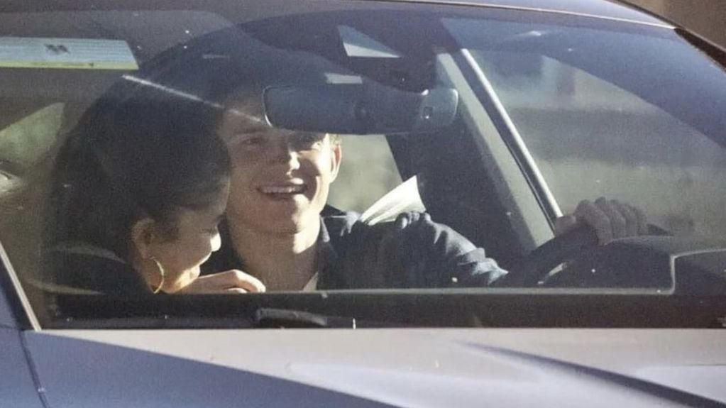 Tom Holland y Zendaya en el auto donde fueron captados dándose un beso.
