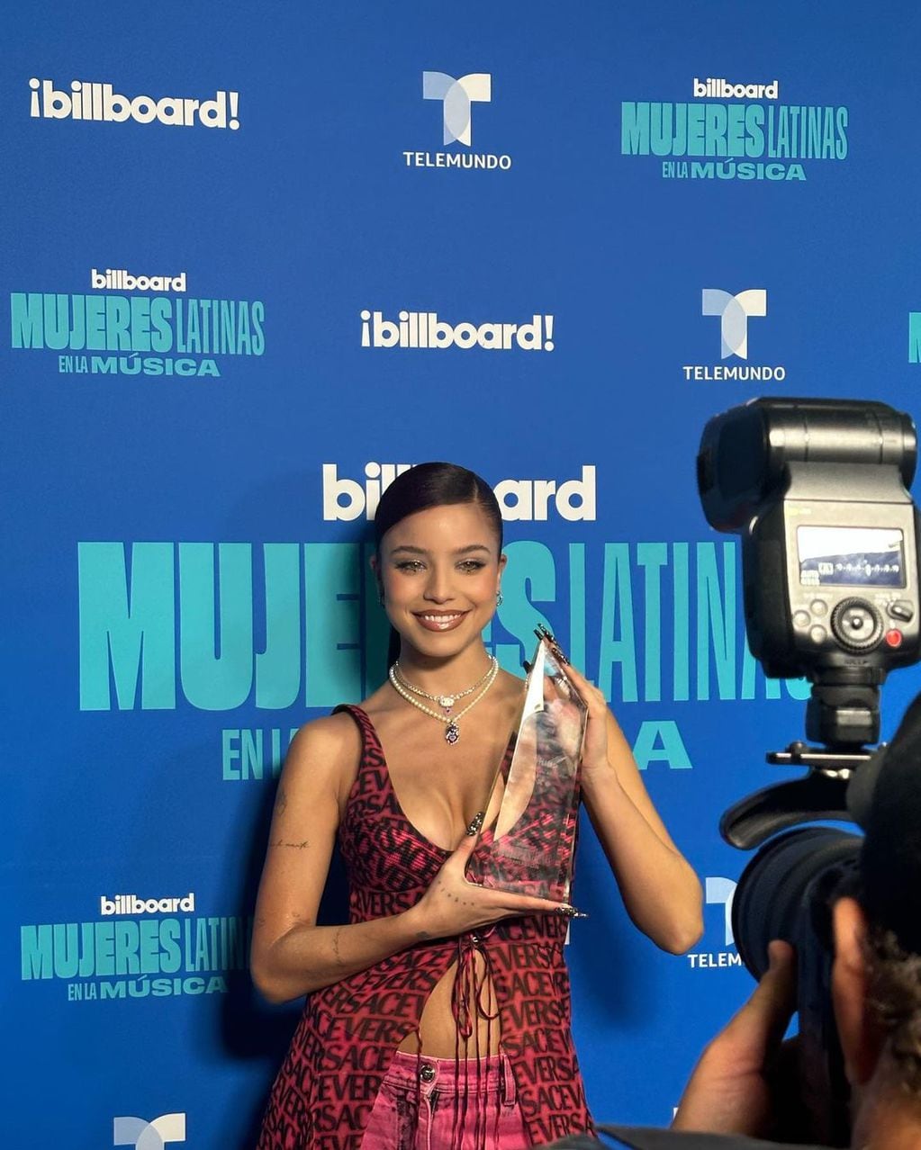 La cantante asistió a los Billboard con un vestido de mucha piel.