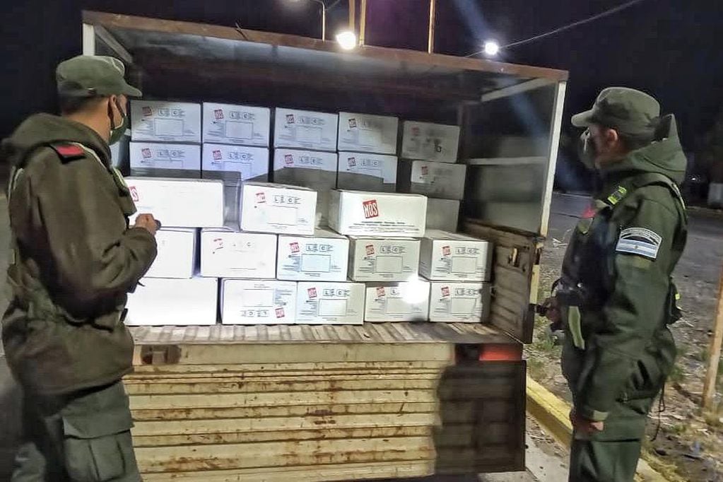 Gendarmería Nacional procedió a la incautación de un total de 78 cajas que contenían 1.166 kilogramos de langostinos.