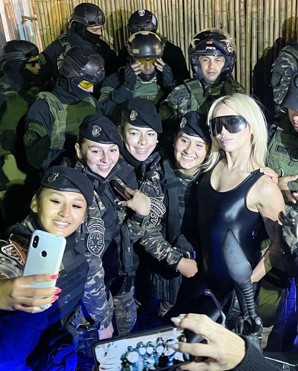 Miley Cyrus posó con el personal de seguridad en el Lollapalooza Argentina 2022
