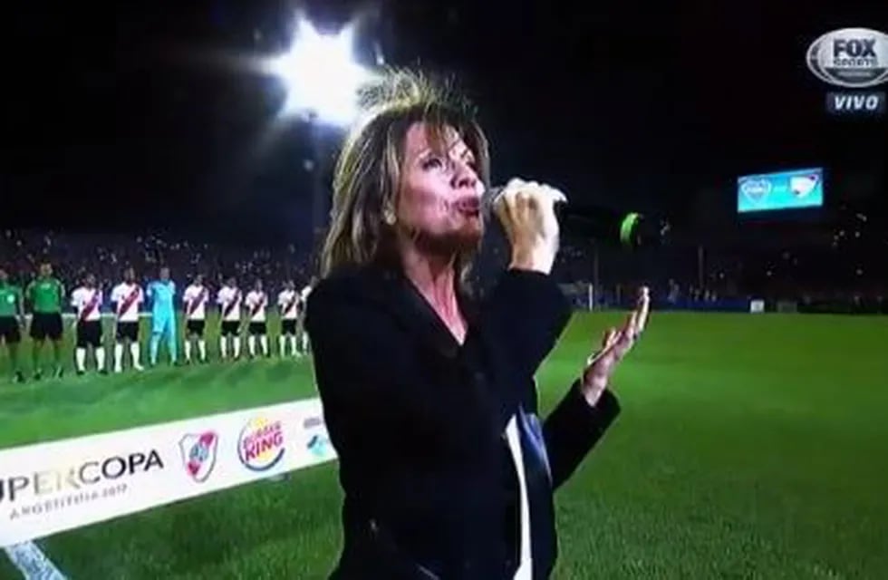 Así cantó el himno Marcela Morelo antes del Superclásico.