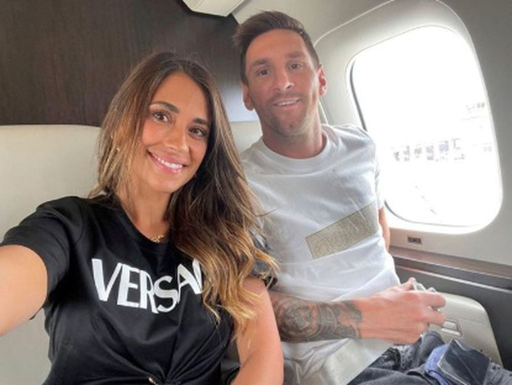 Antonela Rocuzzo y Lionel Messi, en su jet privado