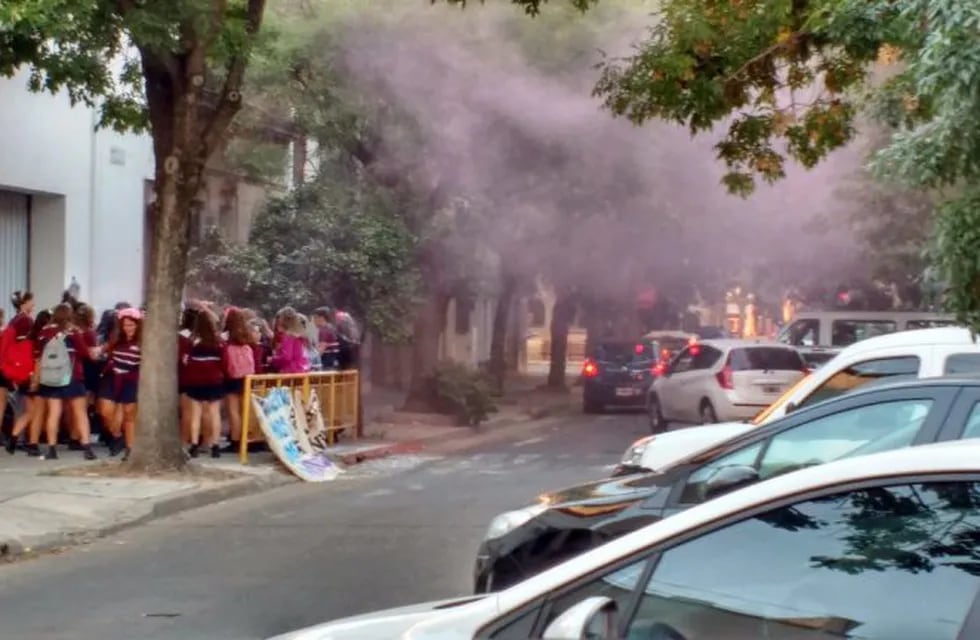 Las alumnas de Madre Cabrini celebraron con pirotecnia a metros de la Plaza López. (@gaspar_guti)